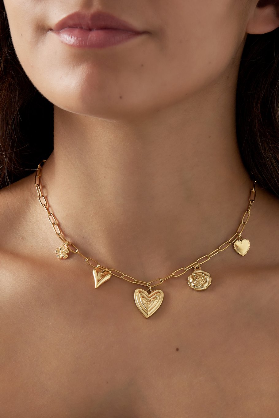 Collar con dijes de corazón - Color dorado Imagen2